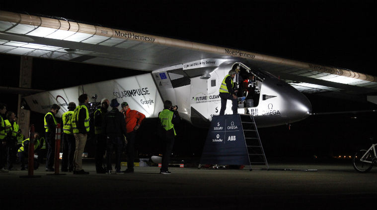 La partenza di Solar Impulse da San Francisco in una foto di repertorio, dov'è possibile vedere la bandiera Ue sulla parete dell'aereo