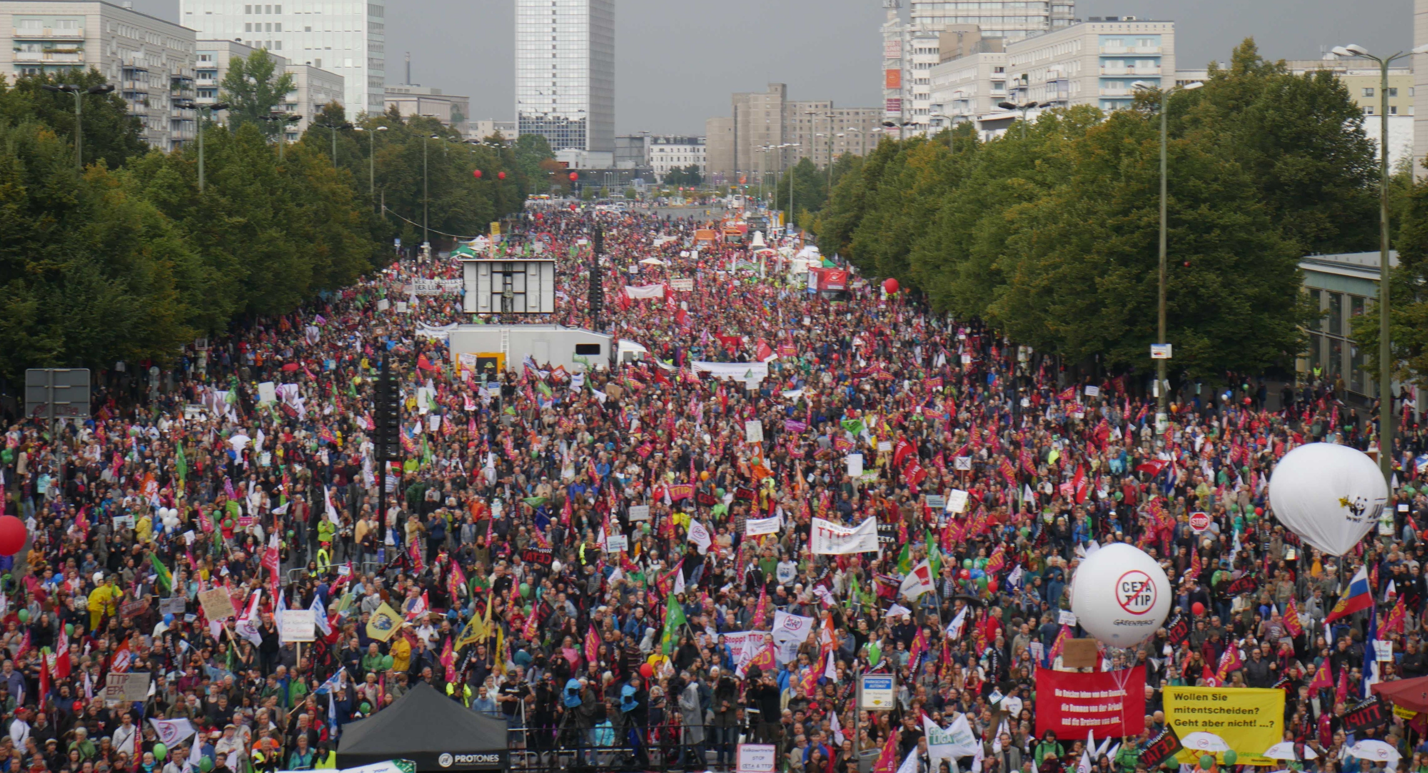 Manifestanti contro il Ttip sulla Karl Mark Alee