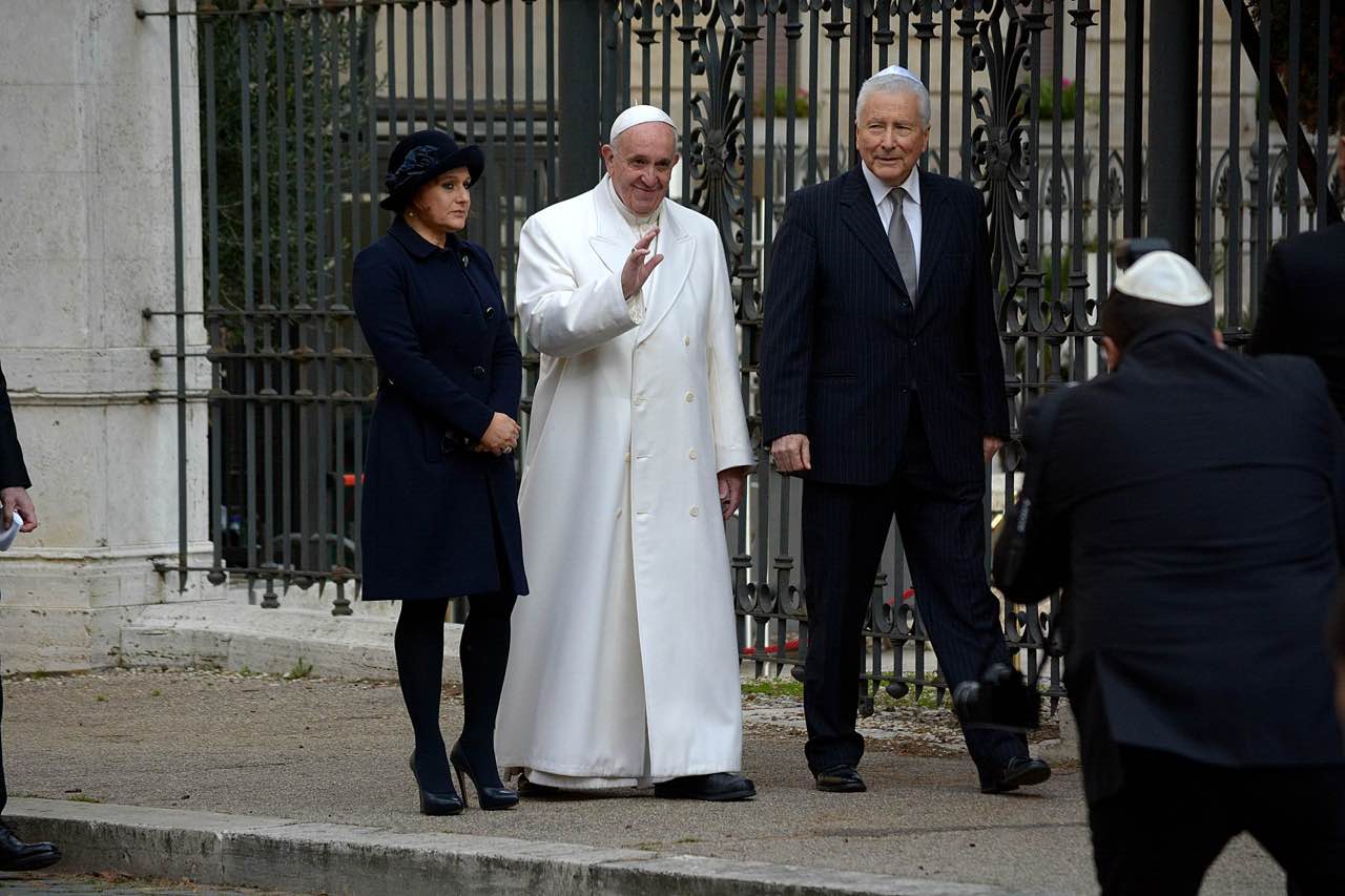 Ruth Dureghello accoglie papa Francesco alla Sinagoga di Roma