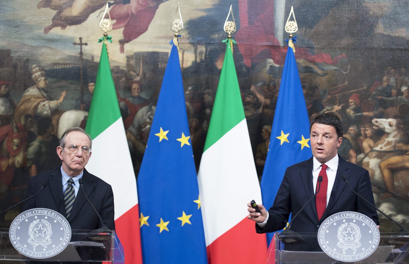 Il presidente del Consiglio, Matteo Renzi, e il ministro dell'Economia, Pier Carlo Padoan (Foto: Barchielli, Palazzo Chigi)