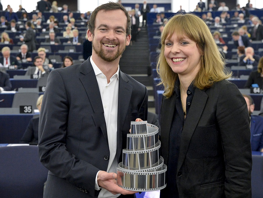 Il produttore Jonas Dornbach e la regista Maren Ade ritirano il premio - © European Union 2016 - Source : EP