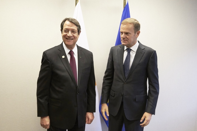 Il presidente cipriota Anastasiades e quello del Consiglio europeo Tusk