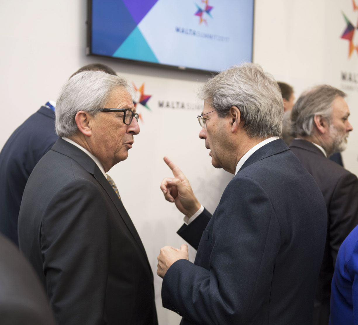 Il presidente del Consiglio Paolo Gentiloni e quello della Commissione Ue Jean CLaude Juncker a Malta (Foto: Barchielli, Palazzo Chigi)