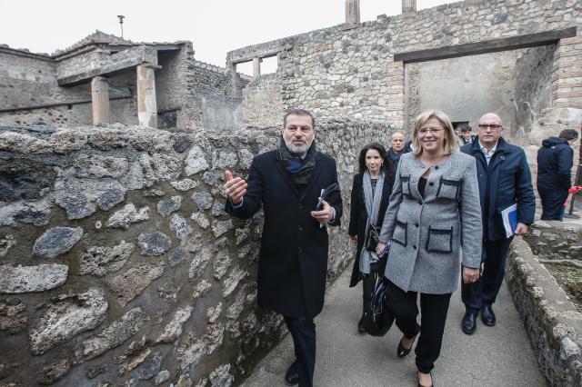 Il commissario per le Politiche regionali, Corina Cretu, durante la visita a Pompei