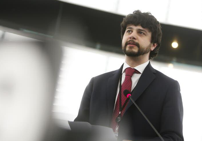 Brando Benifei durante un intervento in Parlamento europeo