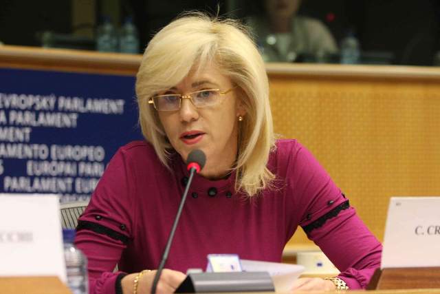 Il commissario per le Politiche regionali, Corina Cretu, durante un'audizione in Parlamento europeo