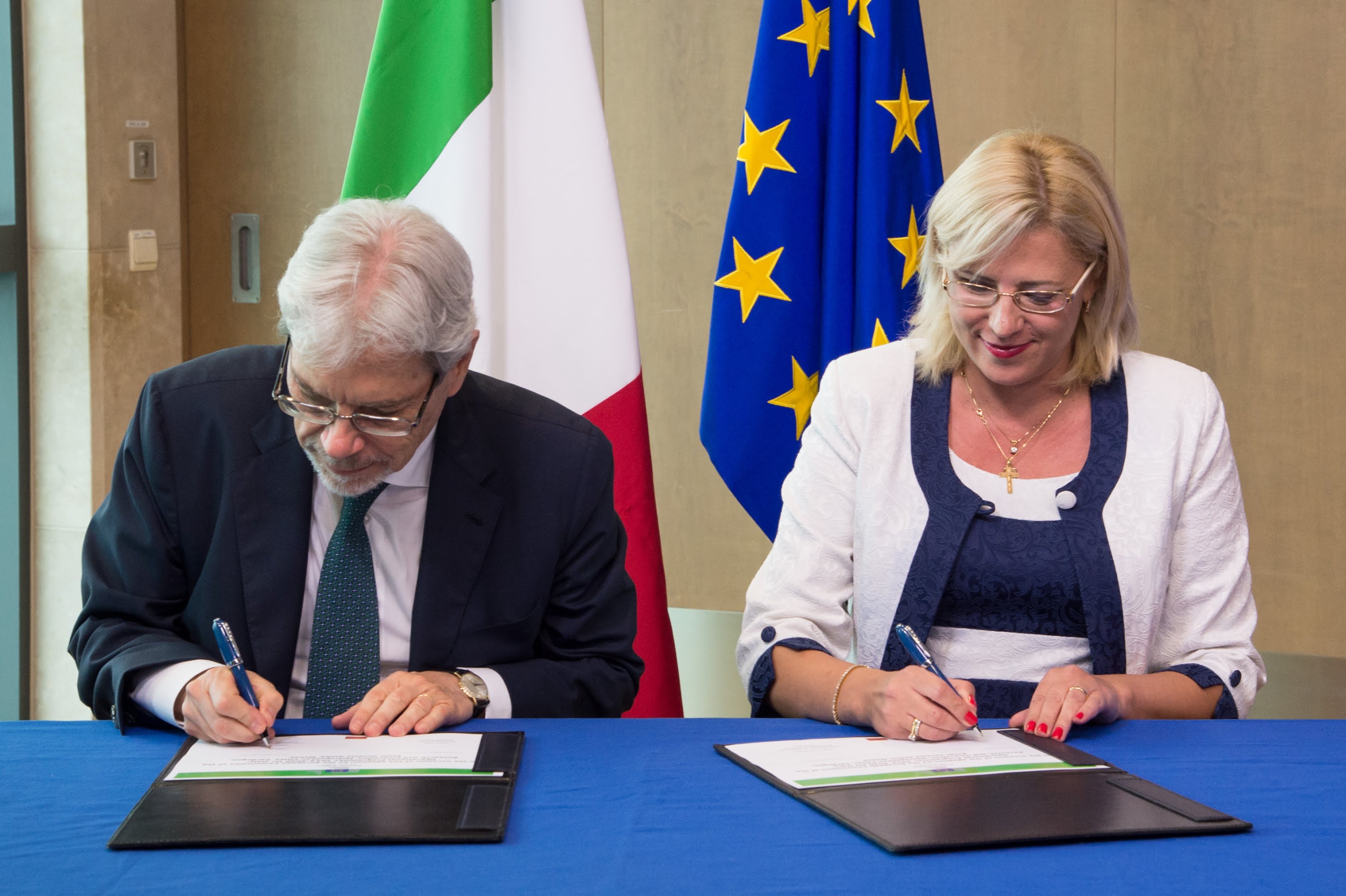 Corina Cretu (destra) e Claudio De Vincenti in occasione dell'adozione dei programmi dell'Italia da finanziare con fondi strutturali