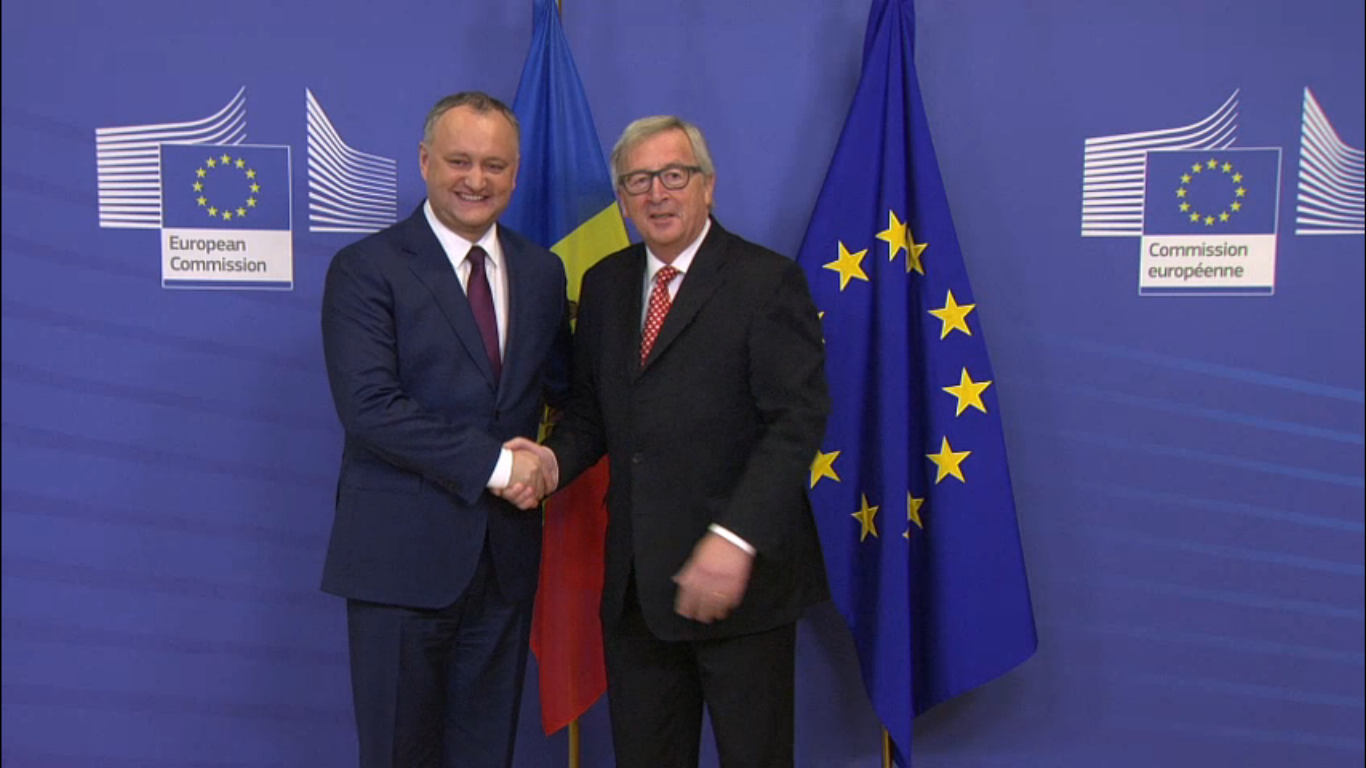 Stretta di mano tra il presidente moldavo Igor Dodon, e il presidente della Commissione europea, Jean-Claude Juncker.