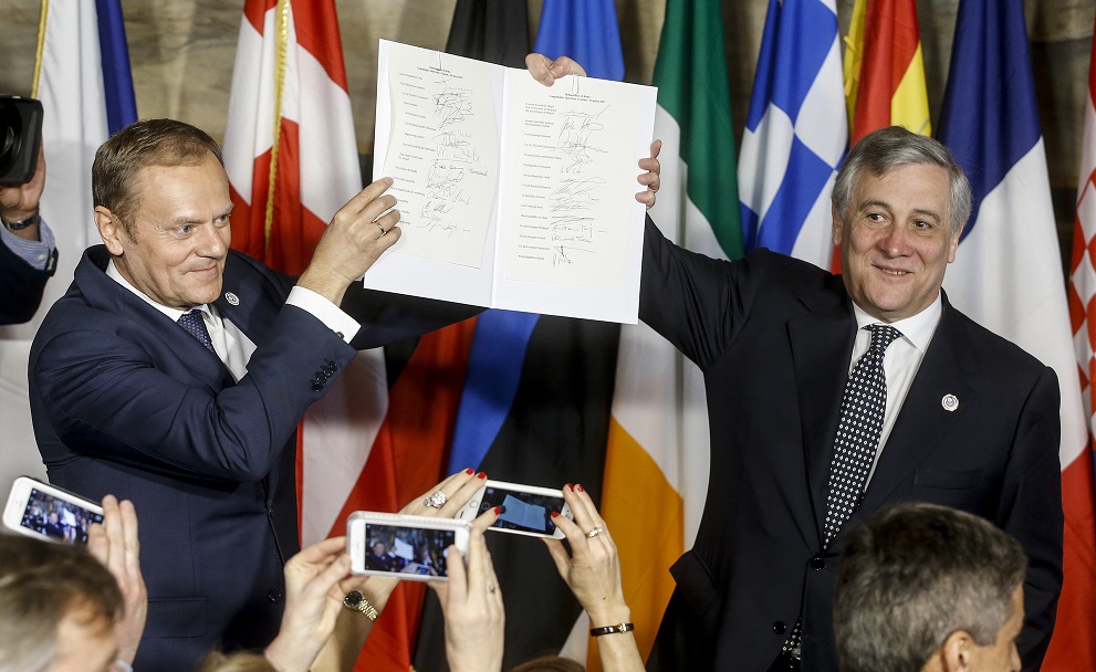 Tusk e Tajani mostrano le firme dei 27 leader alla Dichiarazione di Roma - foto Consiglio ue