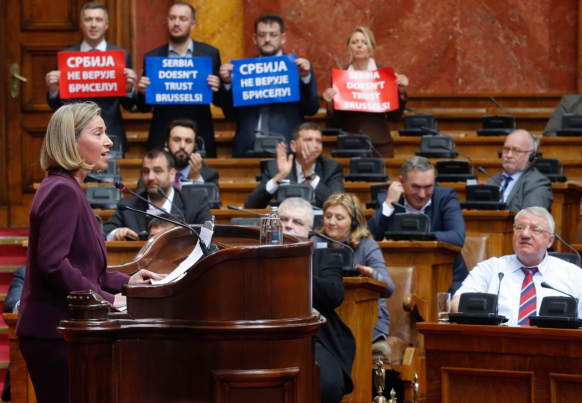 Federica Mogherini contestata al Parlamento serbo - foto Commissione Ue