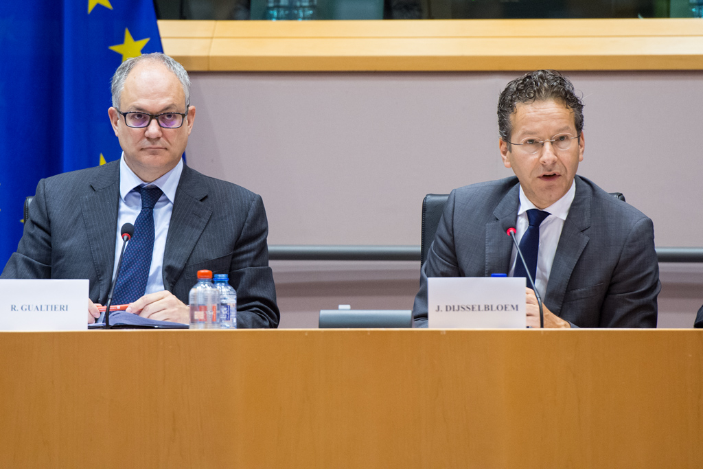 Jeroen Dijsselbloem (destra), durante un'audizione parlamentare