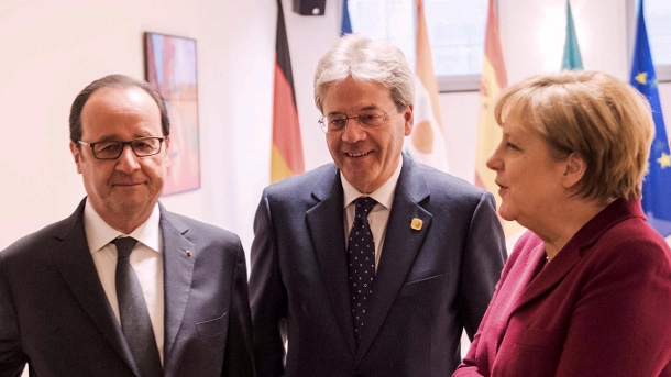 Il presidente del Consiglio, Paolo Gentiloni, tra il presidente francese Francois Hollande (sinistra) e la cancelliera tedesca Angela Merkel