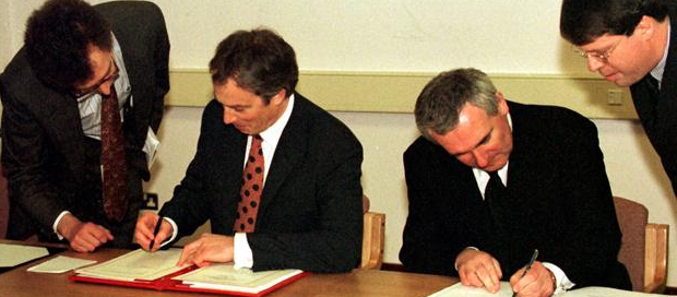 I primi ministri di Regno Unito e Irlanda, Tony Blair e Bertie Ahern, firmano l'accordo del Venerdì Santo per la pace in Irlanda del Nord (1998)