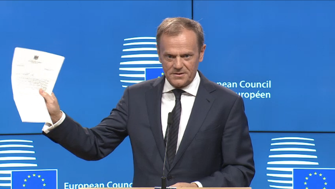 Il presidente del Consiglio europeo, Donald Tusk, mostra la lettera che avvia la Brexit.