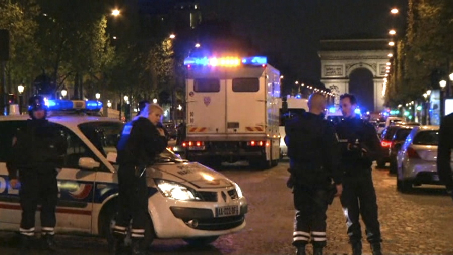 Il viale degli Champs-Elysées presidiati dalla polizia dopo l'attacco. Sullo sfondo l'arco di trionfo.