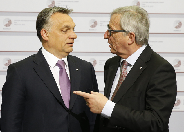 Il premier ungherese Viktor Orban insieme al presidente della Commissione Ue Jean-Claude Juncker