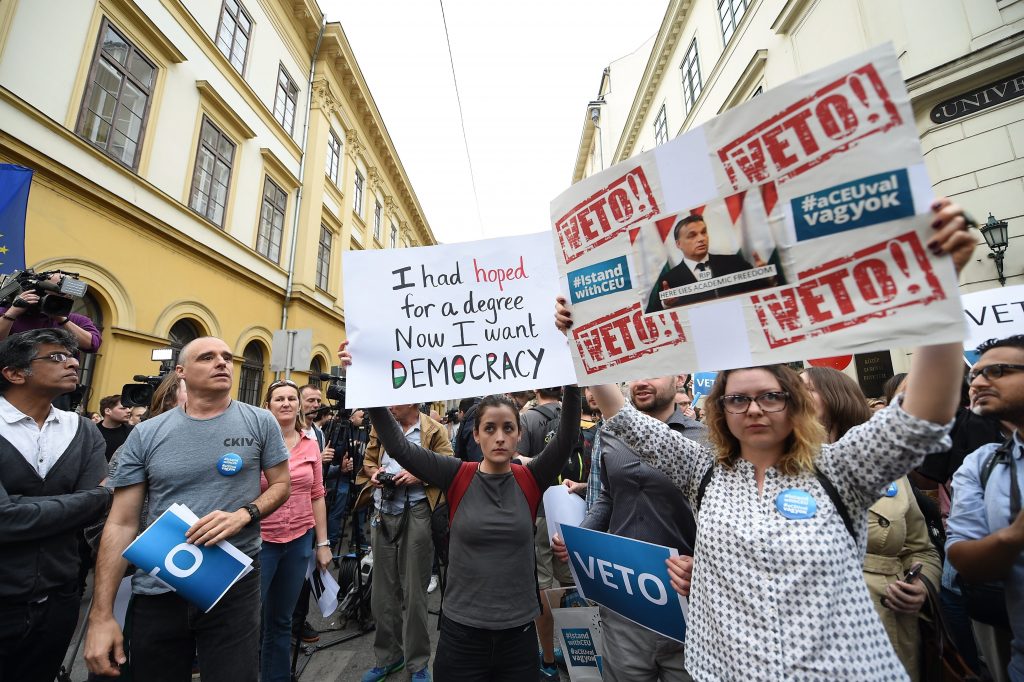 Manifestazione anti-Orban a Budapest, contro la decisione di chiudere l'università Ceu