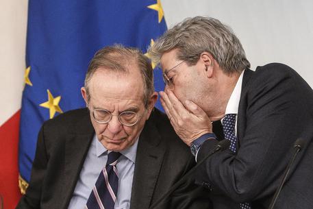 Italian Prime Minister Paolo Gentiloni (R) with Economy Minister, Pier Carlo Padoan, during a press conference after the Council of Ministers meeting for the DEF (the Economic and Financial Document) at Chigi Palace in Rome, Italy, 11 April 2017.
ANSA/GIUSEPPE LAMI