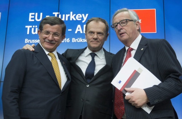 Da sinistra a destra: Ahmet Davutoglu, Donald Tusk e Jean-Claude Juncker in occasione del vertice Ue-Turchia che ha portato all'accordo sui migranti.