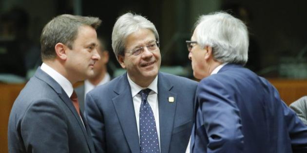 Paolo Gentiloni (al centro), tra il premier lussemburghese Xavier Bettel (sinistra) e il presidente della Commissione Ue, Jean-Claude Juncker (destra)