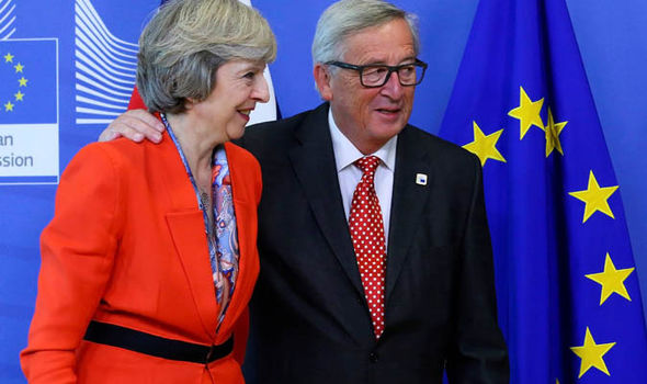 Theresa May (sinistra) e Jean-Claude Juncker durante un incontro a Bruxelles (archivio)