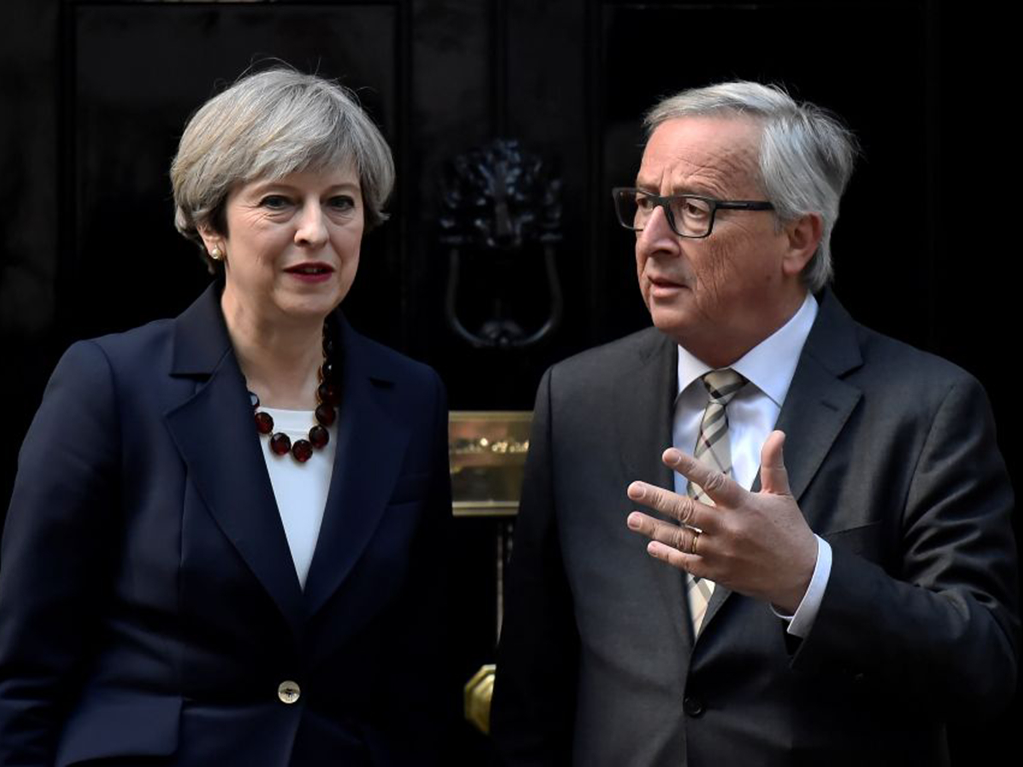 Brexit, May, Juncker, cena