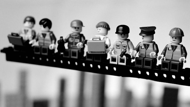 La riproduzione della Lego della celebre foto degli operai seduti su una trave sospesa nel vuoto