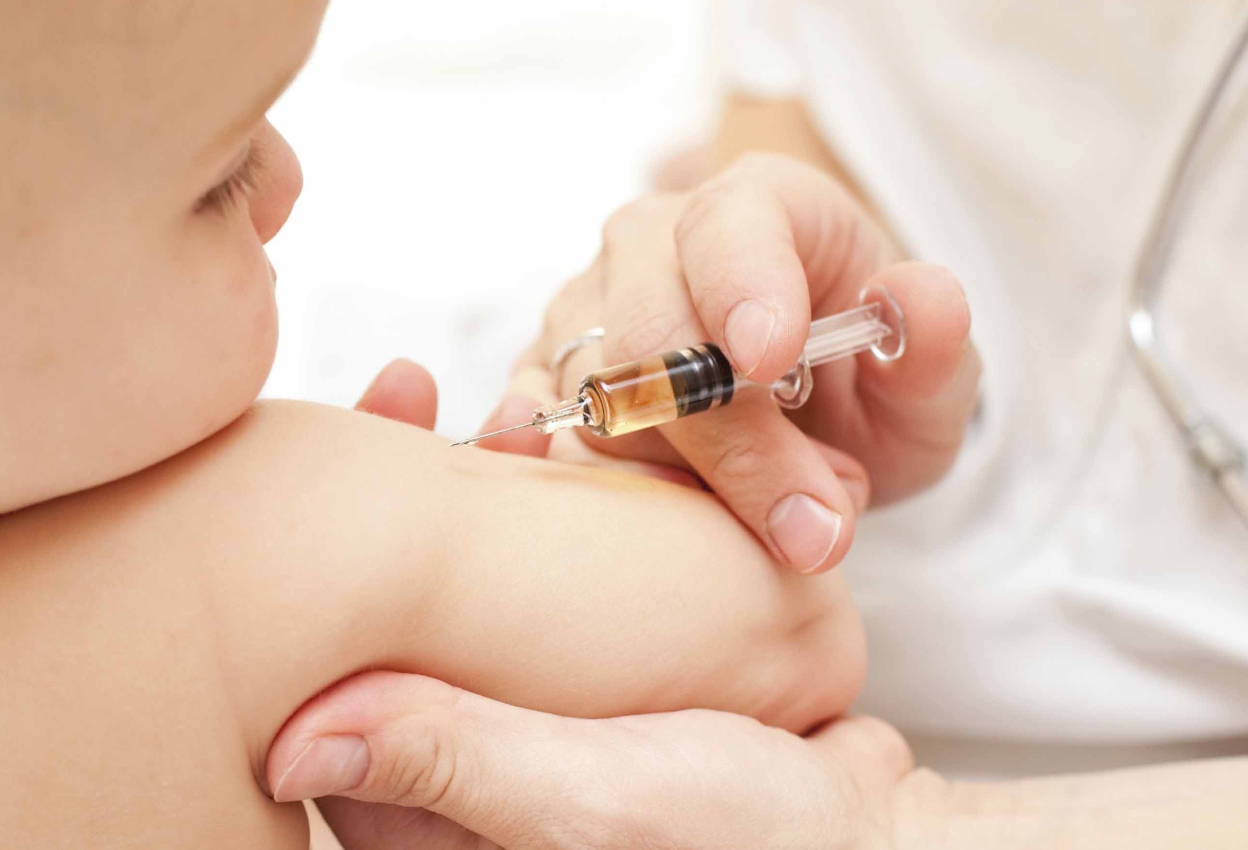 Un bambino sottoposto a vaccinazione