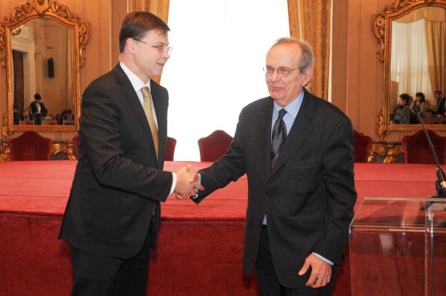 Valdis Dombrovskis (sinistra) con il ministro dell'Economia, Pier Carlo Padoan (destra)