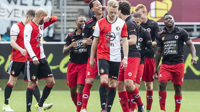 Giocatori dell'Excelsior (maglia nero-rossa) festeggiano un gol segnato al Feyenoord