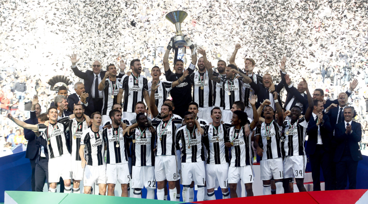 I giocatori della Juventus festeggiano il sesto scudetto consecutivo