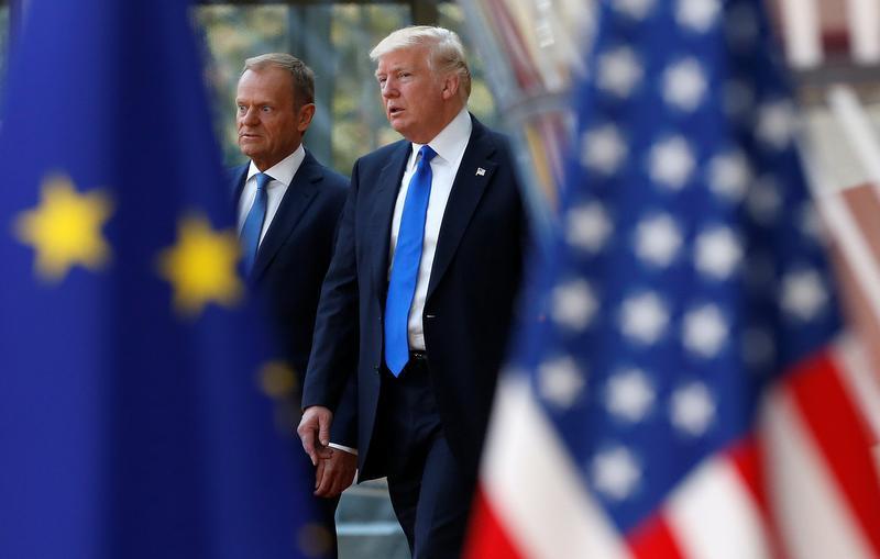 Donald Trump al suo arrivo all'Europa building, ricevuto da Donald Tusk