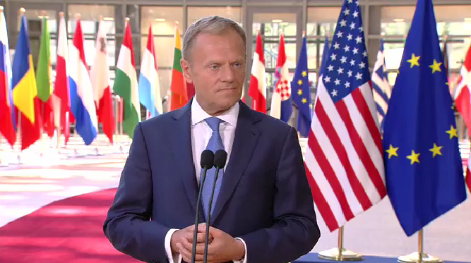 Il presidente del Consiglio europeo, Donald Tusk, al termine dell'incontro con Donald Trump.