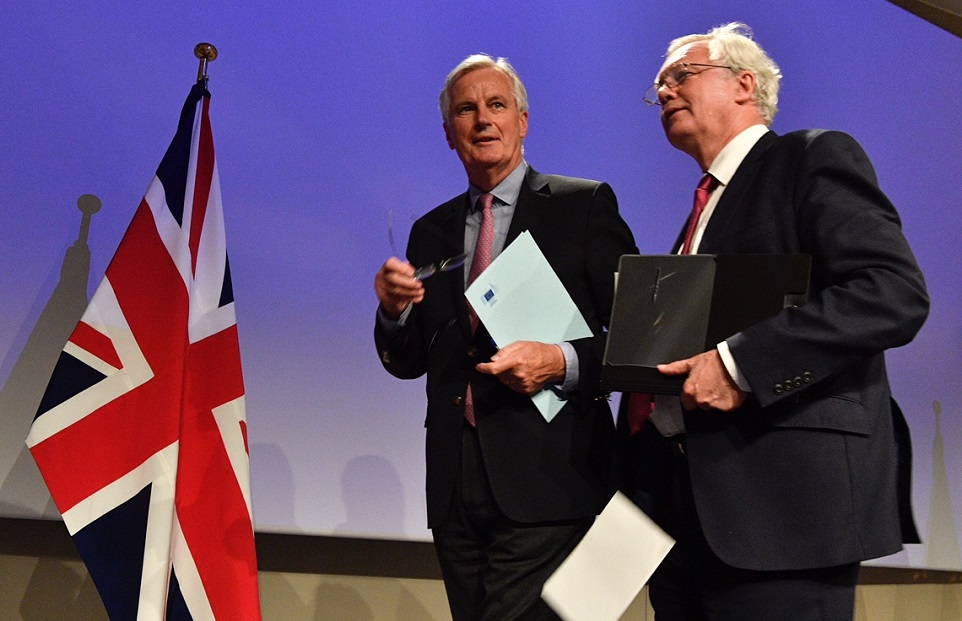 I negoziatori della Brexit, quello britannico David Davis e quello europeo Michel Barnier - foto Eu Commission