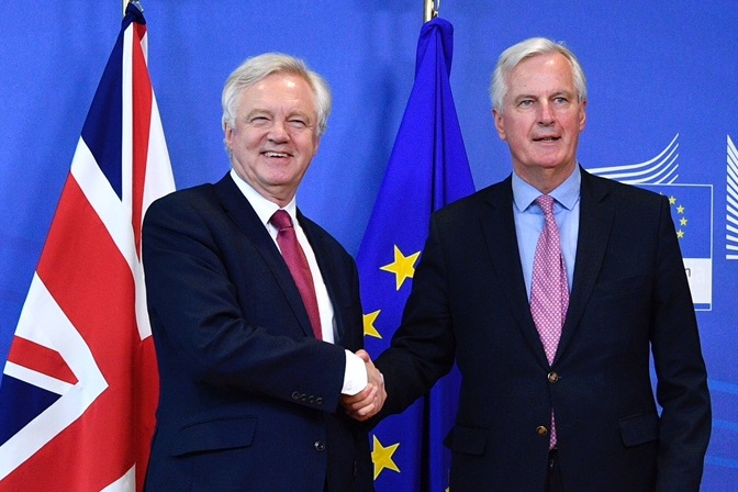 I negoziatori della Brexit, quello britannico David Davis e quello europeo Michel Barnier - foto Eu Commission