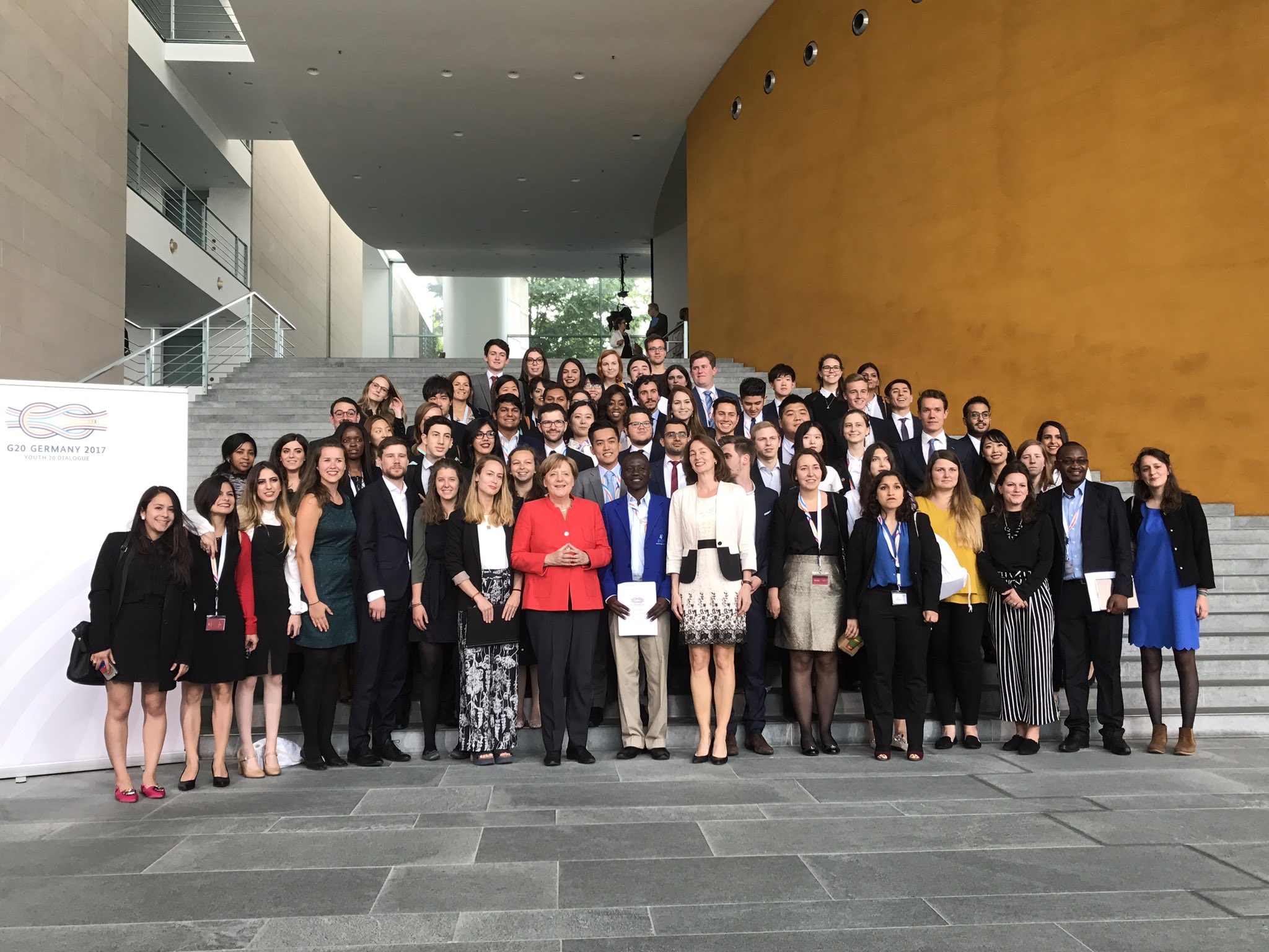 I delegati Y20 con la cancelliera Angela Merkel.