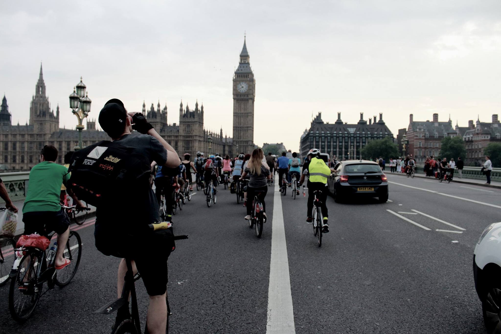 Ciclisti sul Westminster Bridge. Sulle sfondo il Parlamento con il Big Ben.