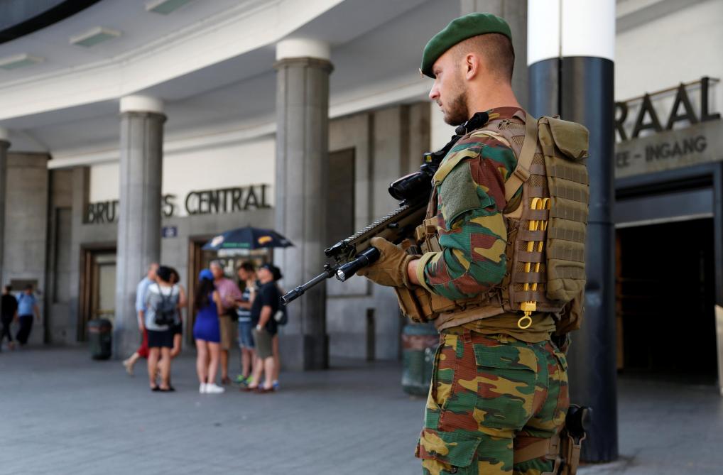 Un soldato presidia l'ingresso della Gare Centrale a Bruxelles (foto: leSoir)