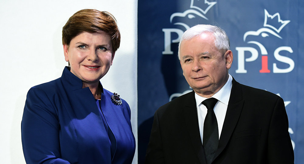 La premier Beata Szydlo e il leader del partito di maggioranza PiS Jarsolaw Kaczynski