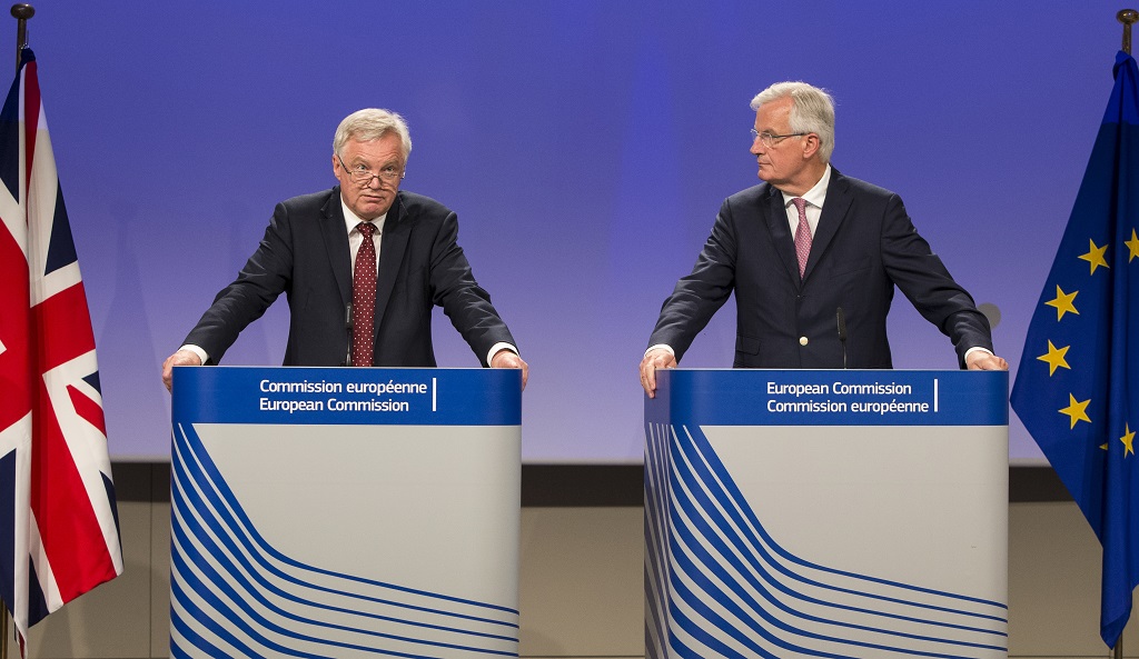 Il negoziatore britannico David Davis e quello europeo Michel Barnier