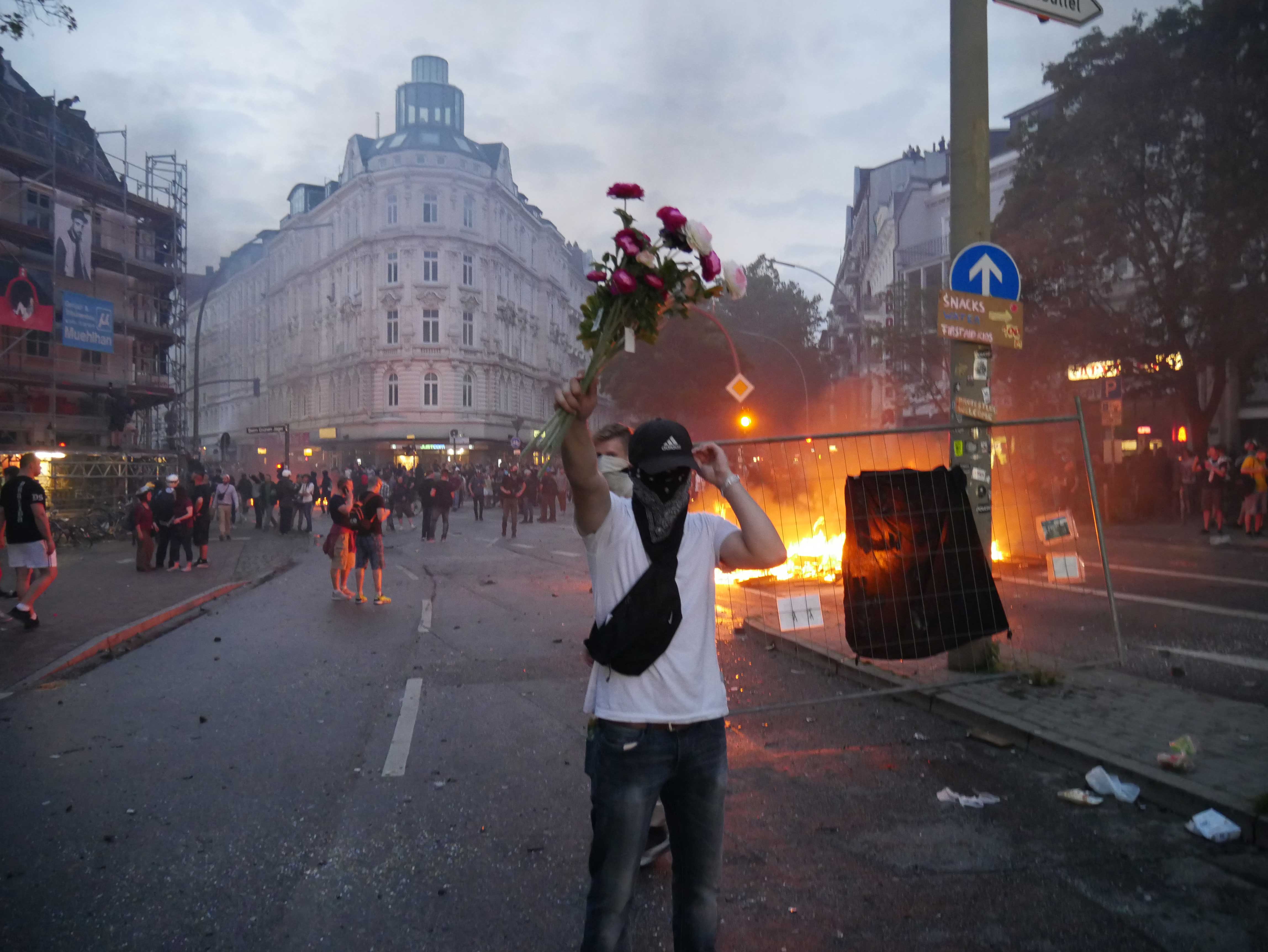 Un manifestante ad Amburgo durante gli scontri.