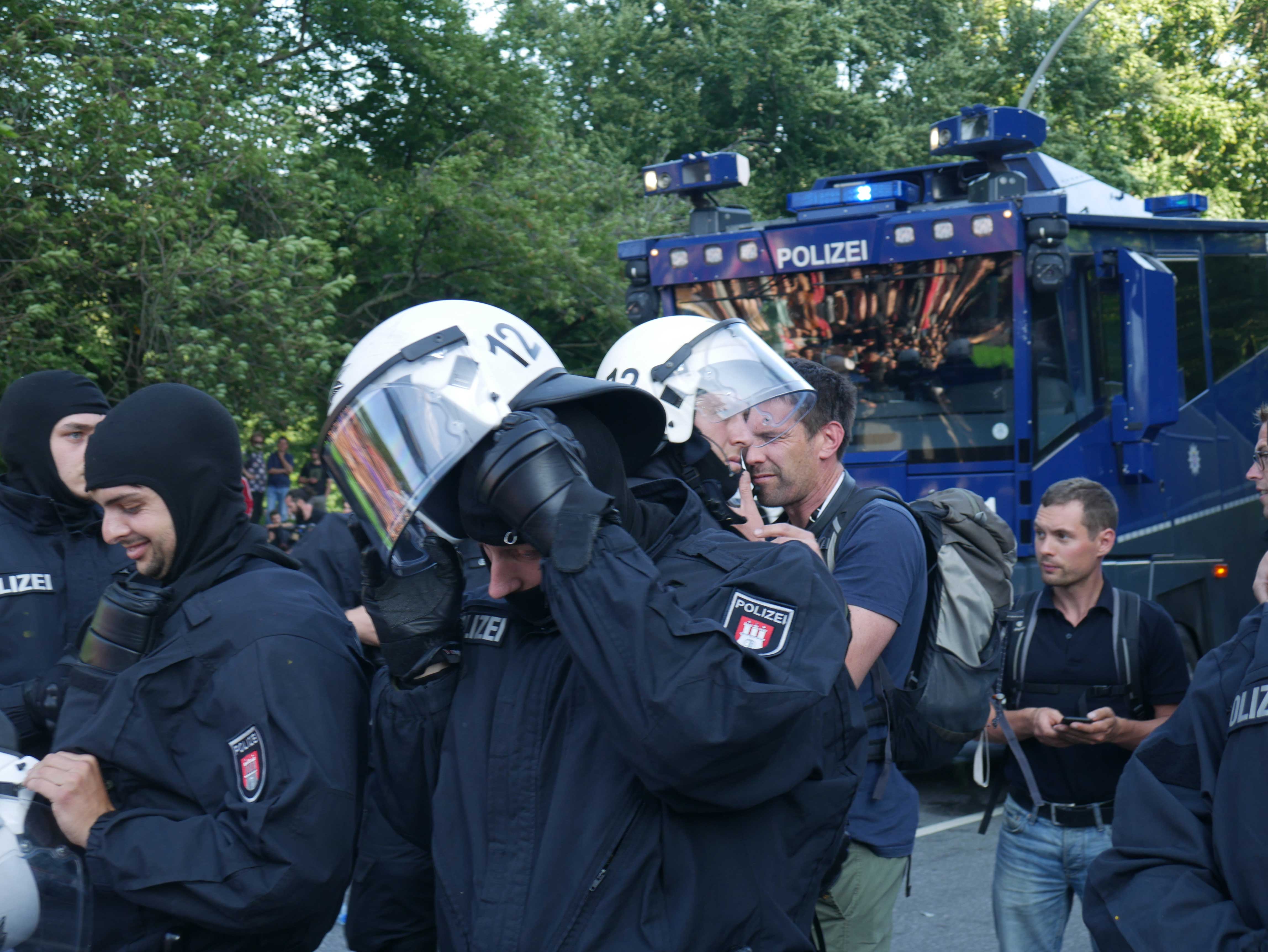 la polizia si toglie il casco