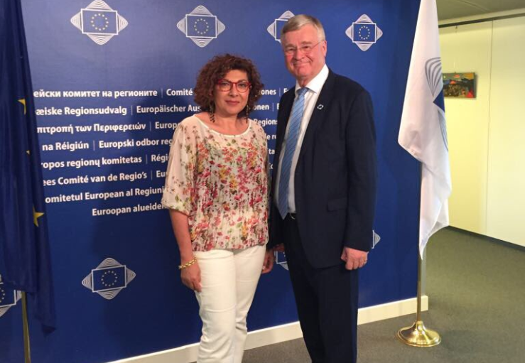 Michela Giuffrida, eurodeputata (S&D) insieme al presidente del Comitato delle regioni Makku Markkula