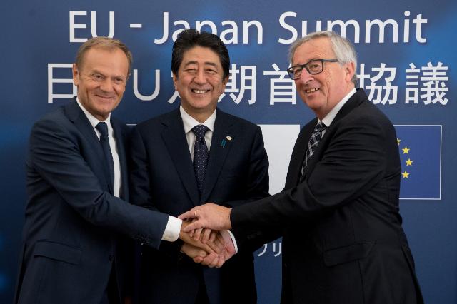 Il premier giapponese Shinzō Abe con Juncker e Tusk