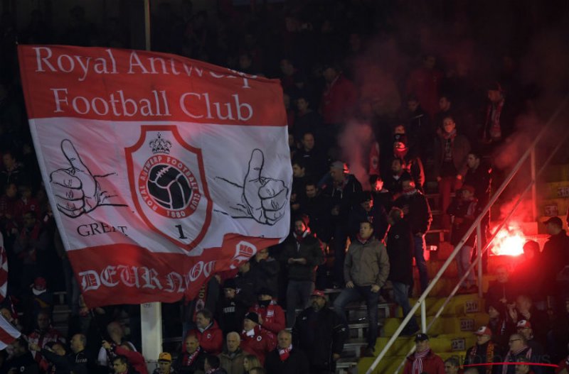 Tifosi dell'Anversa, una delle due squadre in campo stasera per l'inizio del campionato belga