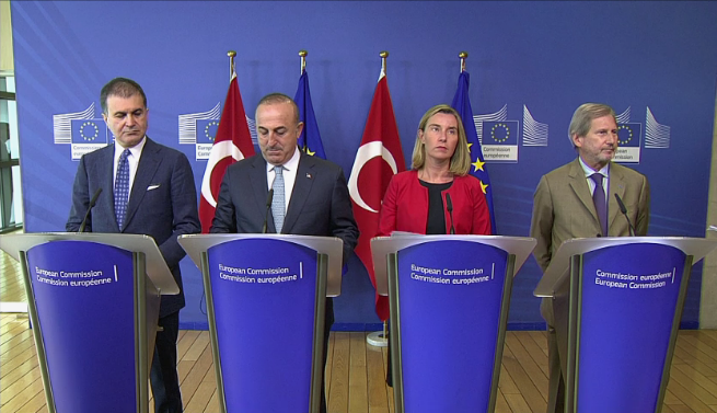 Da sinistra a destra: i ministri degli Affari europei e degli Affari esteri della Turchia, Omer Celic e Mevlut Cavusoglu, l'Alto rappresentante dell'Ue, Federica Mogherini, e il commissario per le Politiche di vicinato, Johannes Hahn, al termine del dialogo politico Ue-Turchia