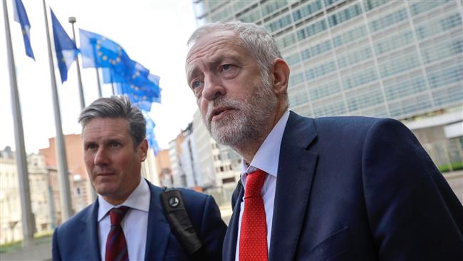 Il Segretario ombra del governo britannico per l’Uscita del paese dall’Ue, Keir Starmer, insieme al leader del partito laburista, Jeremy Corbyn