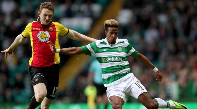 I giocatori di Partick Thistle (giallo-rossi) e Celtic (bianco-verdi) durante una fase di gioco di uno degli ultimi derby di Glasgow