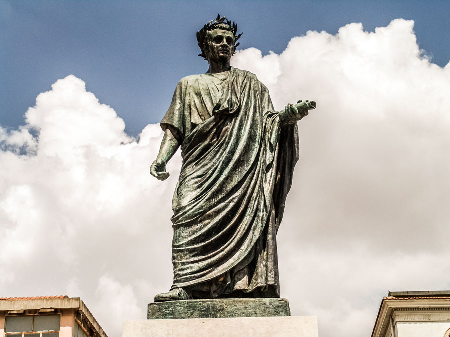 La statua di Orazio a Venosa, comune della Basilicata in provincia di Potenza, dove il poeta nacque e trascorse la sua adolescenza