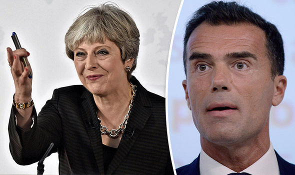 La premier britannica, Theresa May (sinistra) e il sottosegretario agli Affari esteri, Sandro Gozi